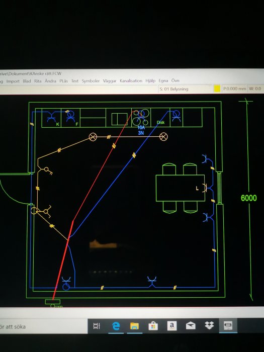 Skärmbild av en CAD-ritning med elektrisk plan inklusive symboler för belysning och kablar i olika färger.