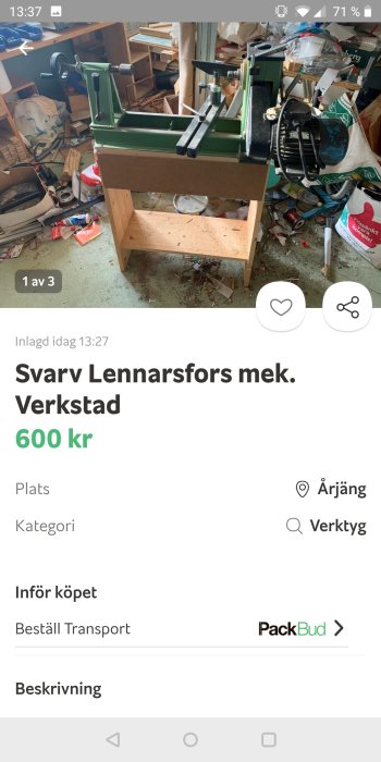 Verkstadsbild med en svarv i förgrunden och diverse verktyg och byggmaterial i röran i bakgrunden.