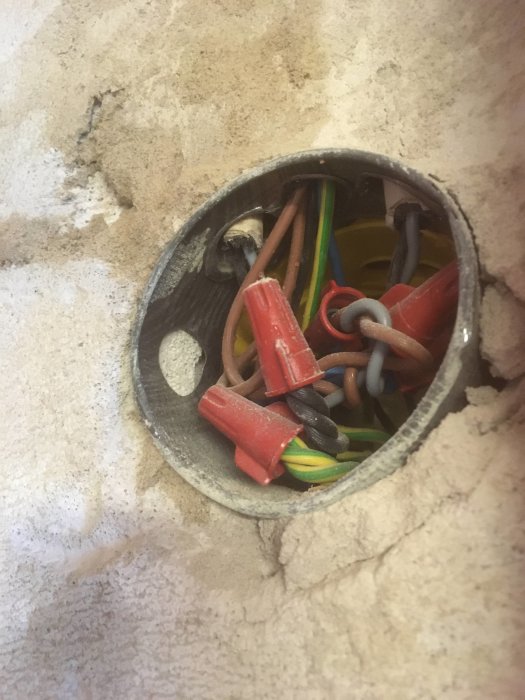Elektrisk eldosa med kablar avtäckt bakom gammalt kakel, cirka 2 meter över golvet i en dusch.