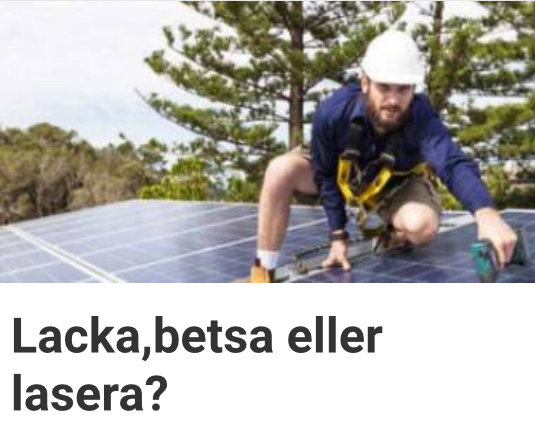 Arbetare med säkerhetsutrustning monterar solpaneler på ett tak med texten "Lacka, bets eller lasera?