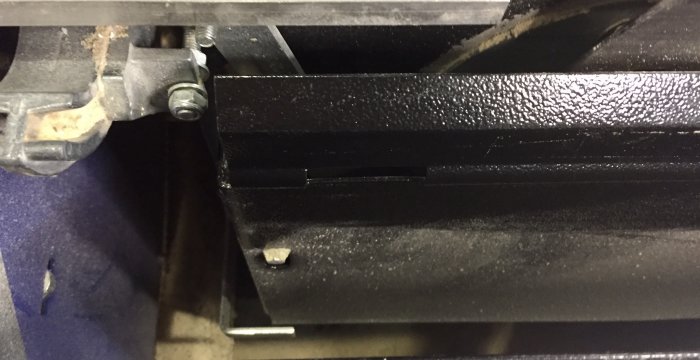 Närbild på insidan av en Metabo PKF 255 V8 formatsåg med synliga spån och sågkomponenter.