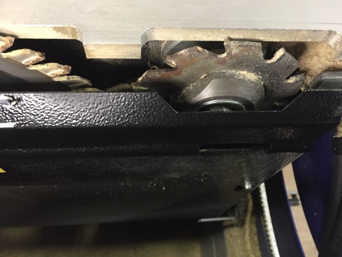 Delvis monterad Metabo PKF 255 V8 såg med synlig sågaxel och uppgraderingar för att minska spånbildning.