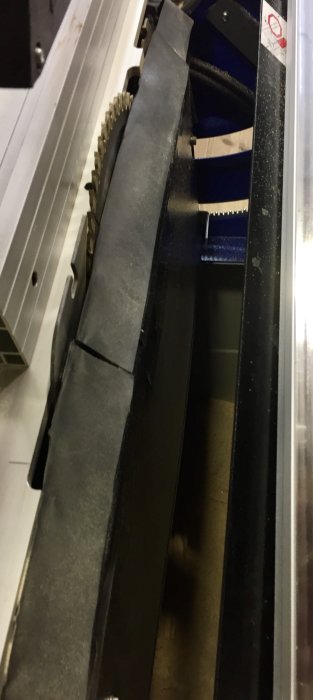 Interna delar och sågbladet på en Metabo PKF 255 V8 formatsåg, med modifieringar för spånhantering.