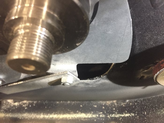 Närbild på formatsågen Metabo PKF 255 med fokus på delar av gummiförsegling och ett hål nära sågaxeln.