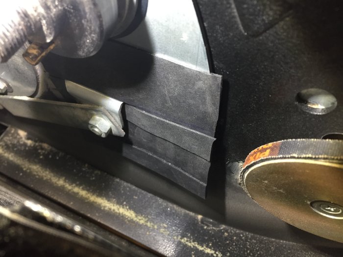 Närbild på en ombyggd formatsågs kardborreband och gummilister för att förbättra spånhanteringen.