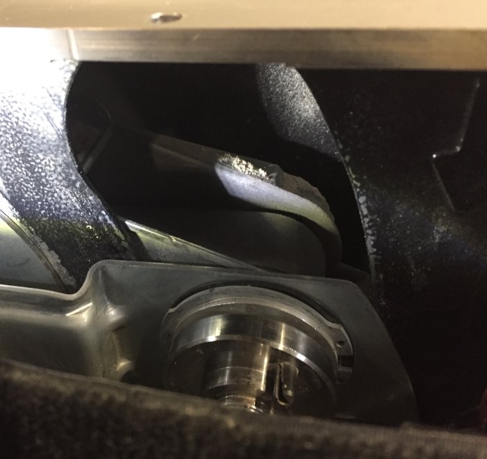 Interiör av formatsåg med gummilist och modifieringar för att minska spånansamling.