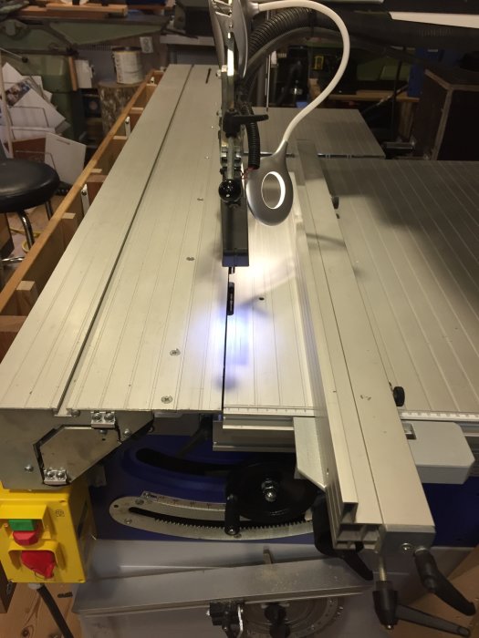 Översikt av Metabo PKF 255 V8 formatsåg med fokus på sågklingan och dess omgivningar efter förbättringsarbeten för mindre spånansamling.