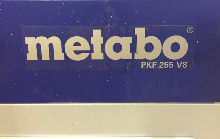 Metabo formatsåg PKF 255 V8 med spån och skräp på blå yta som indikerar användning.