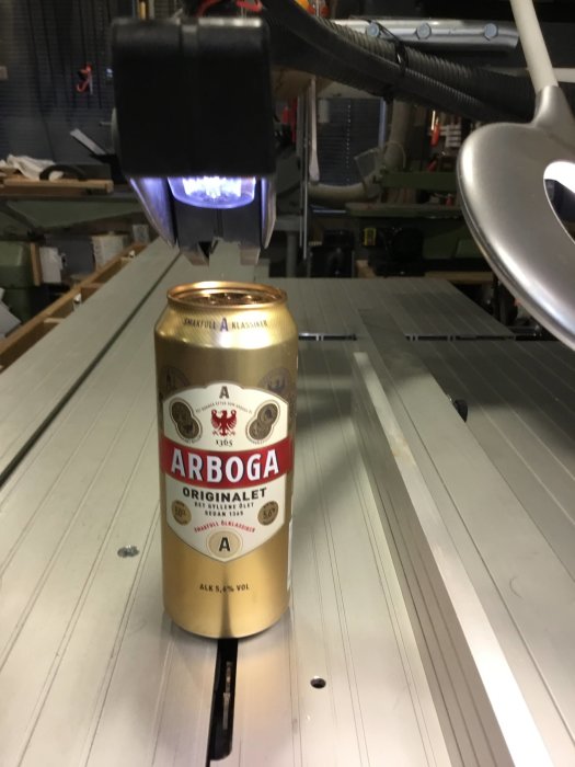 Ölburk placerad som referens på formatsågens bord för att visa renoveringsresultatet.