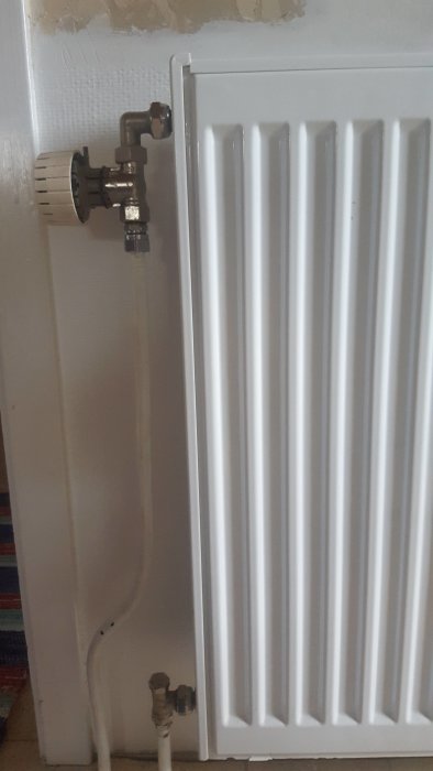 Installation av radiator där rören anpassats för att passa anslutningarna.