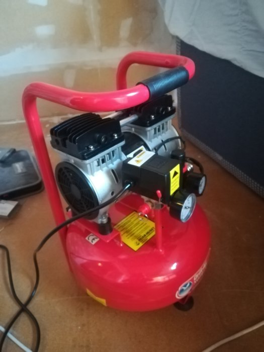Kompressor JWS15 med sprucken manometer, lösa delar och pyser utan att nå 2 bar tryck.