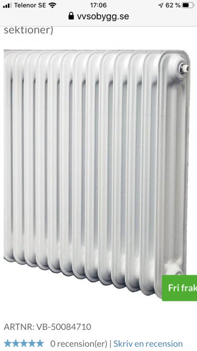 En vit klassisk ribbad radiator för vägmontering med lämplighet för lågtemperatur värmesystem.