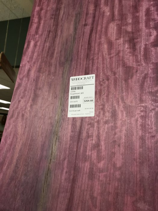 Ett stycke lila Purpleheart-trävirke med en prislapp som visar $264.60 för 19.6 brädfot.