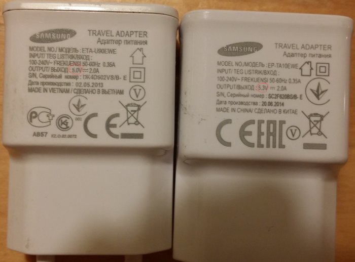 Två Samsung-reseladdare med specifikationer, en märkt 5,0V och den andra 5,3V.