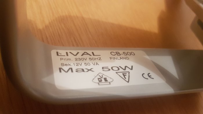 Bild på etikett med tekniska specifikationer för en LIVAL CB-500 takspott, max 50W, 230V, 50Hz.