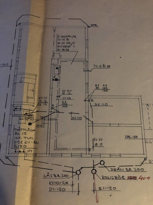 Ritning av ett hus med markerade VVS-installationer inklusive avlopp, dagvatten- och dräneringsbrunnar.