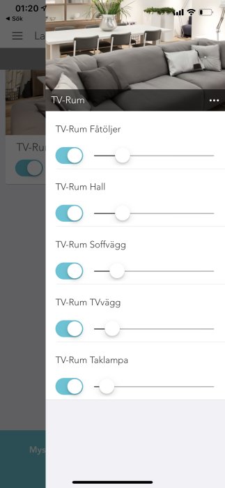 Modern inredning av ett vardagsrum med soffa och matplatser, visar en smart hem-app för ljusstyrning.