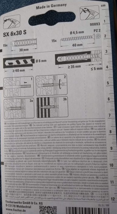 Förpackning av skruv- och pluggsats visar mått och installationsinstruktioner.