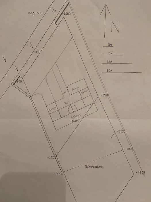 Tomtkarta med måttangivelser, hus, garage och altan markerade samt kompassriktning.