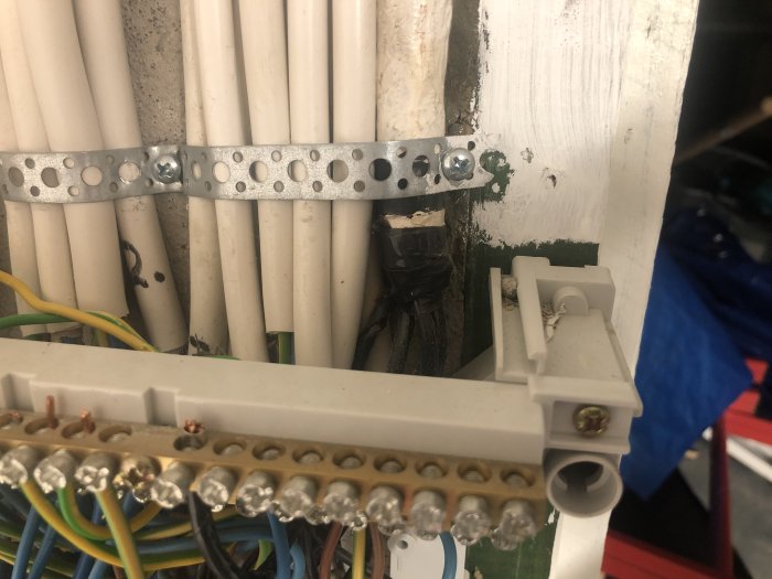 Elinstallation med kablar, säkringsskåp och ledningar, illustrerande en äldre elektrisk uppkoppling.