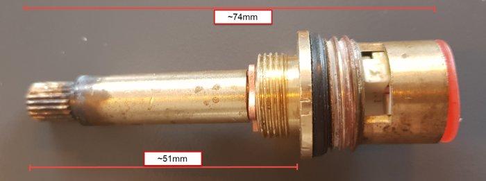 Demonterad kranöverdel med ungefärliga mått 74 mm bredd och 51 mm höjd.