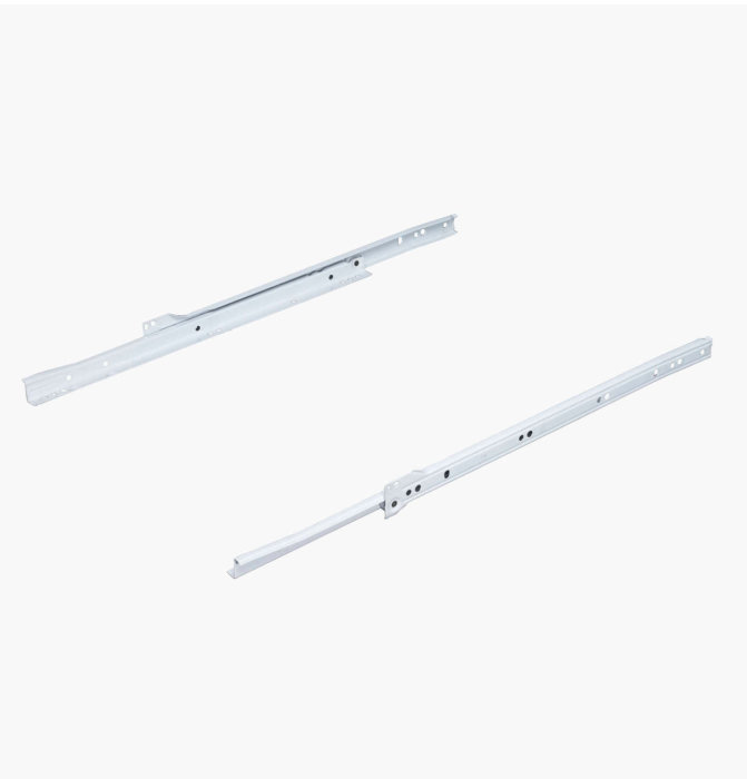 Två vita expansionsbeslag för montering av köksluckor, 500mm långa, på vit bakgrund.