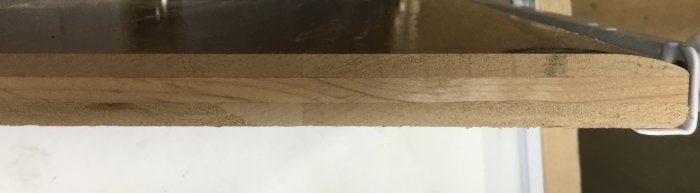 Gamla köksluckor i lamellträ monterade med expansionsbeslag för ombyggnad.