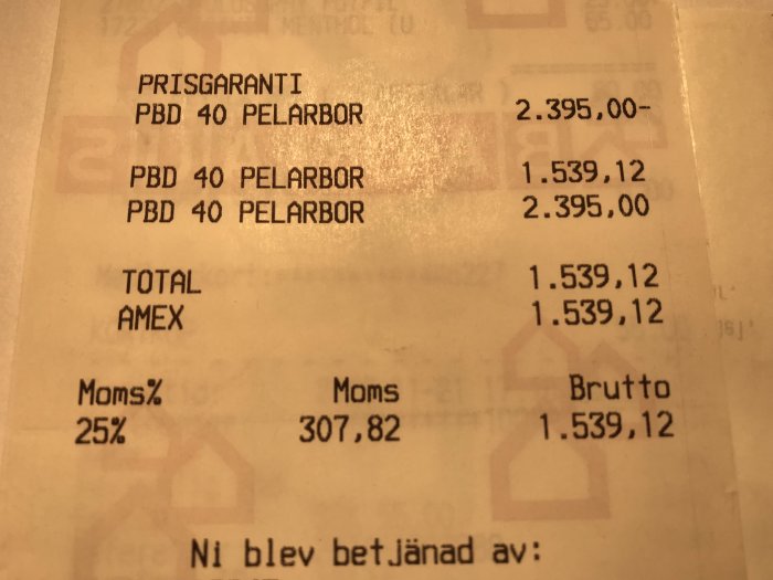 Kvitto som visar prissänkning av PBD 40 pelarborr, med total kostnad och moms uträknad.