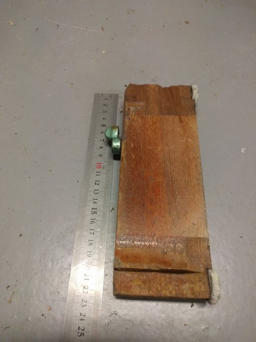 Hyvelstålets skedformade del mäter med en skjutmått, indikerar storlek för identifikation av modell.