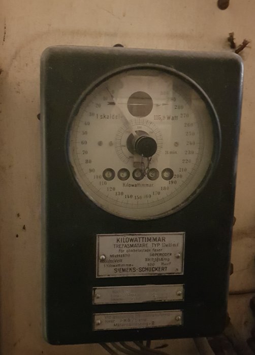 Gammal Siemens-Schuckert trefasmätare för kilowattimmar med mätarskivor och inställningsrattar.