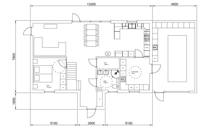 Arkitektritning av en bostadsplanlösning med spegelvänt kök/vardagsrum och stor tvättstuga.