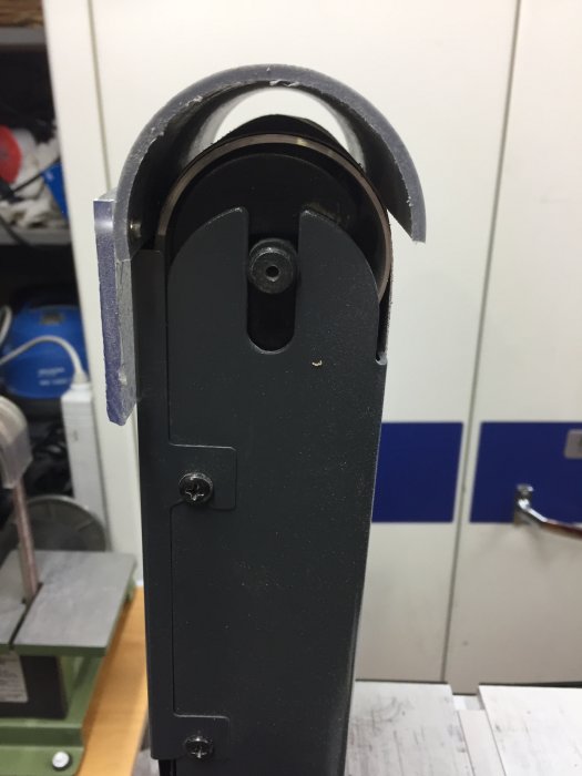 Slipmaskin modifierad med gummiskydd och borttagen slipskiva för dammreducering.