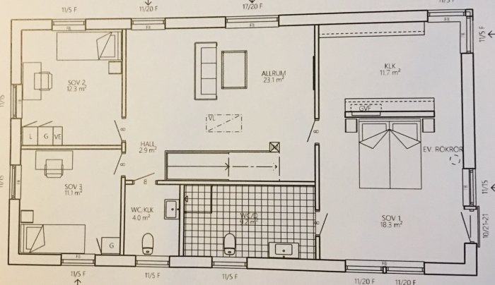 Planritning av en våning med flyttad trappa, sovrum, allrum, WC och kök, i stil med Gert Wingårdhs design.