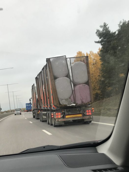 Lastbil med säckar som ser sneda ut, kör på väg med hög hastighet.