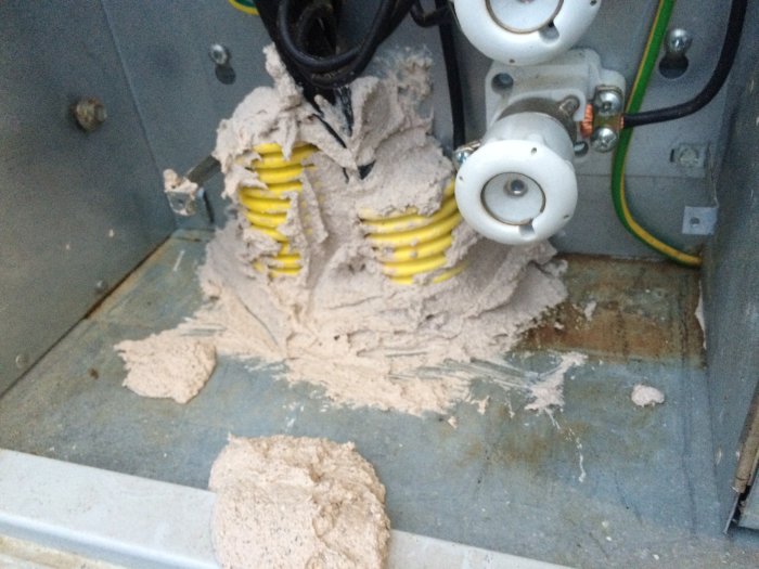 Elutrymme med gipstäppt hålrum och synliga kablar där gnagare hindrats från att komma in.