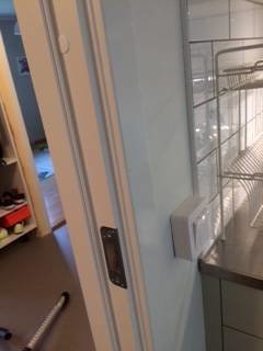 Vägg med utanpåliggande strömbrytare och vägguttag i ett hemmiljö.