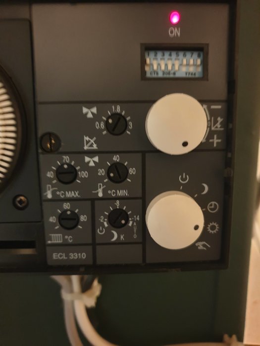 Värmeregulatorpanel ECL 3310 med inställningsrattar och indikatorlampa.