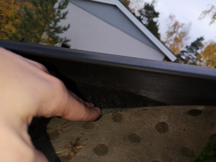 Takdetalj där två typer av takpapp möter en icke täckt trekantslist, utan synliga fuktspår.