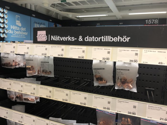 Nätverks- och datorprodukter i butikshylla med prislappar, tomma hyllor indikerar hög efterfrågan.