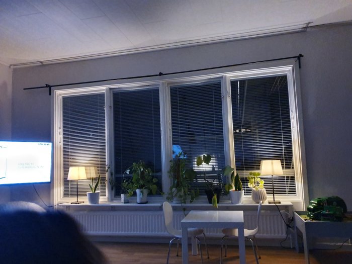 Interiör med två nya fasta fönster och 3-glas, överliggande regel syns ovanför fönstren.