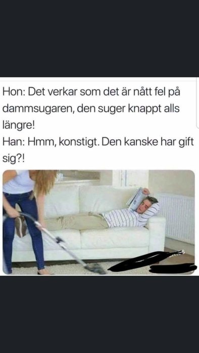 Kvinna dammsuger medan man sover på soffan, bildtext skämtar om dammsugarens sugkraft.