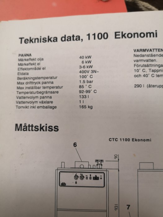 Närbild av en manual för en CTC 1100 Ekonomi panna visar tekniska data och en måttskiss.