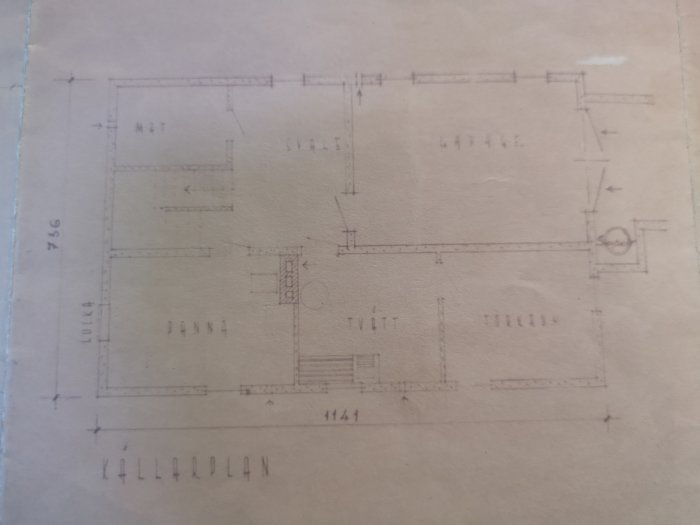 Äldre arkitektonisk ritning av husplan med tydlig visning av murstock och utmärkta kanaler.