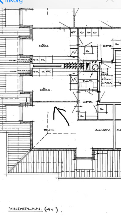 Arkitektonisk ritning av en lägenhetsplan med markerad vägg som diskuteras för eventuell rivning.