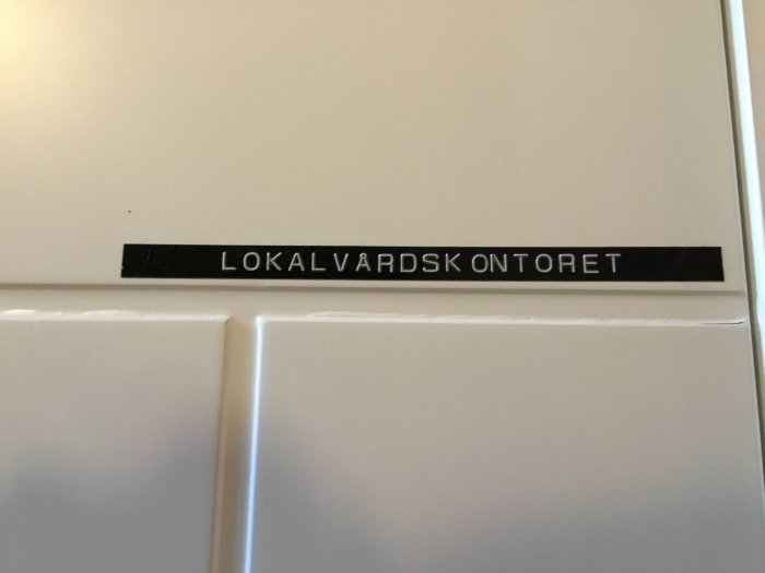 Skylt med texten "LOKALVÅRDSK ONTORET" som ordvits på en dörr, Göteborgshumor.