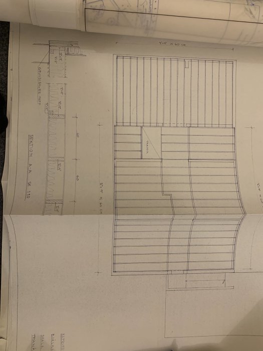 Arkitektritningar av en källarplanlösning med markerade bärande väggar och dimensioner.