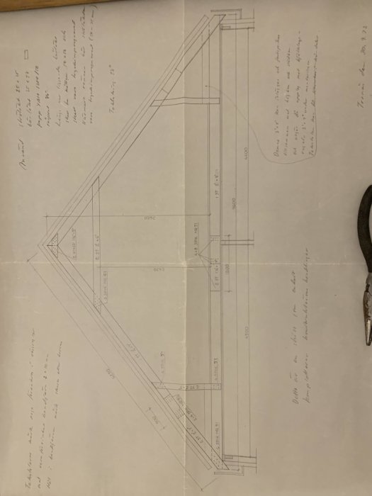 Ritning över husets planlösning med mått och handskriven notering, orienterad upp och ned.