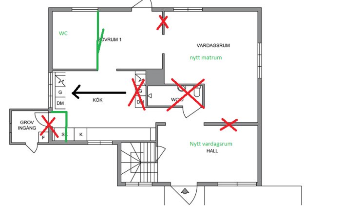 Ritad planlösning av ett hus med markerade förändringar, kryss över väggar som ska rivas och pil för ny WC-placering.