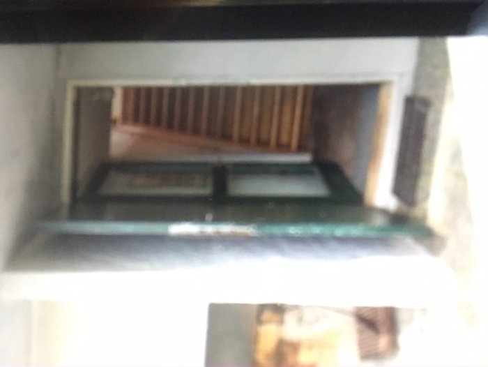 En suddig bild av en öppen trappa i ett hus från 1959 som leder till ett övre bostadsplan.