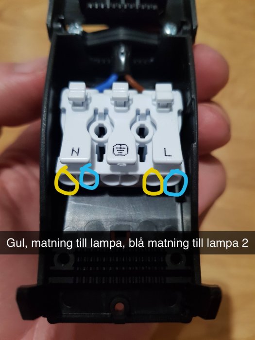 Anslutningsblock för downlights med märkta kablar, gul för lampa 1 och blå för lampa 2.